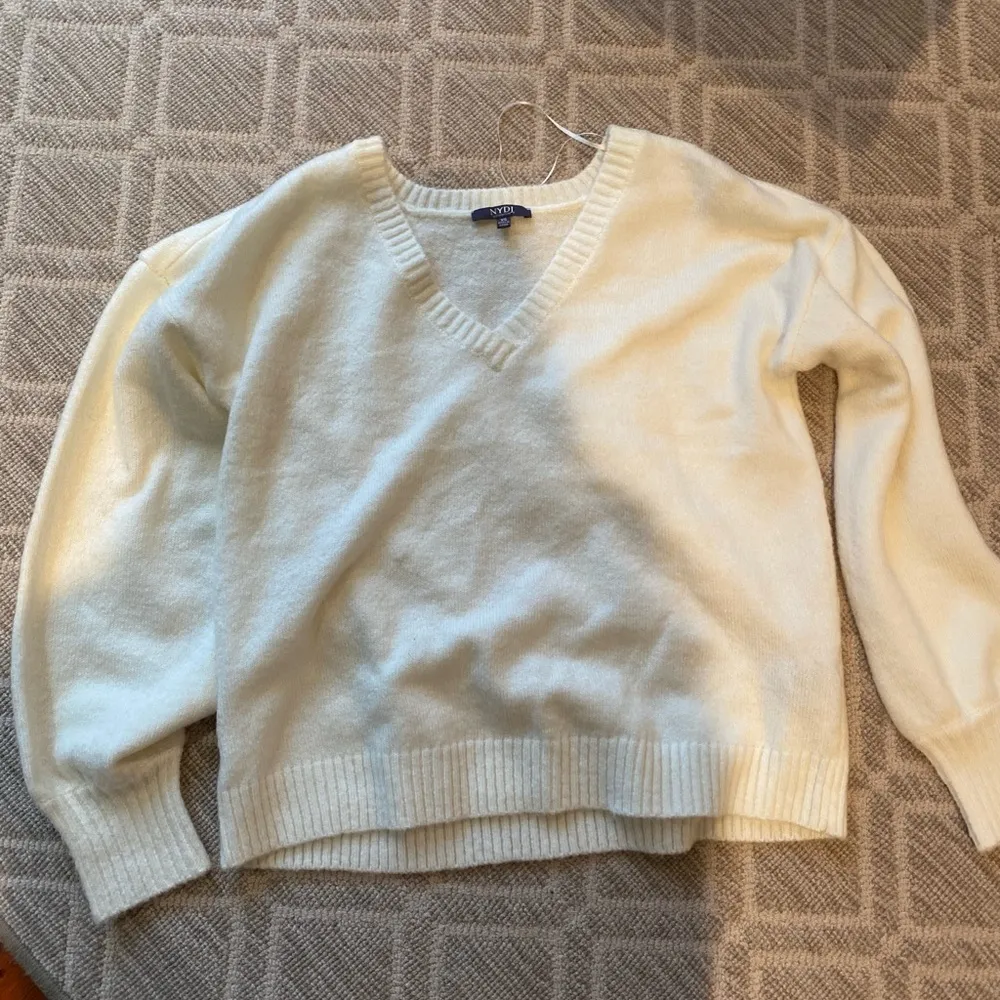 White/Vanilla color v-neck sweater - Image 2