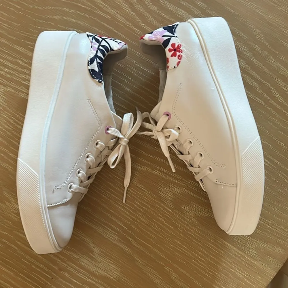 Naturalizer Morrison 2.0 White Lilac, Size 7.5Wide NWT Display pair tried on - Image 6