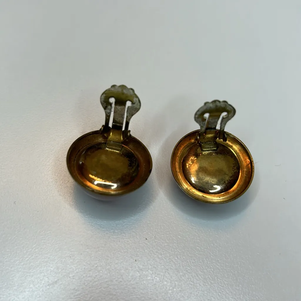 Vintage round clip on earrings milky pinkish center glass stone set in gold tone Pink - Image 5