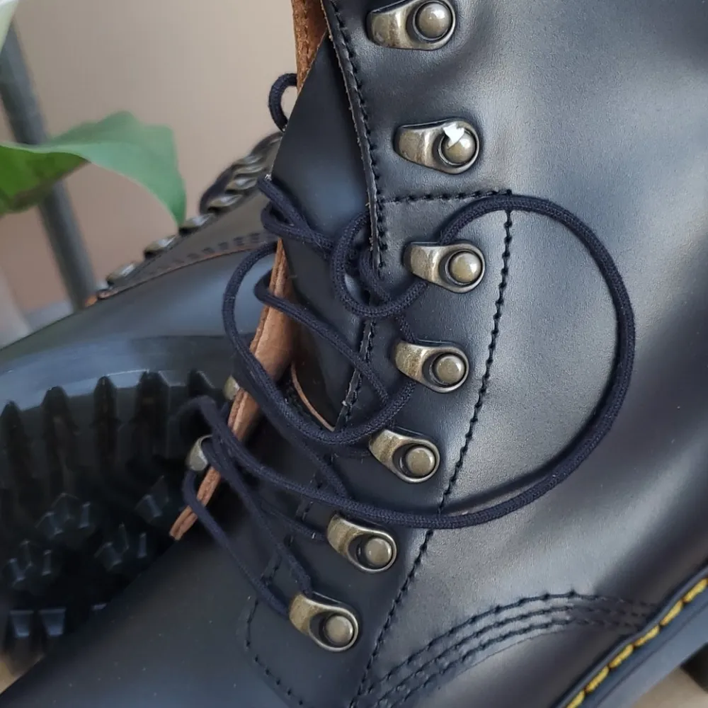 Dr martens 7 eye black leather heeled boot sz 6 - Image 3