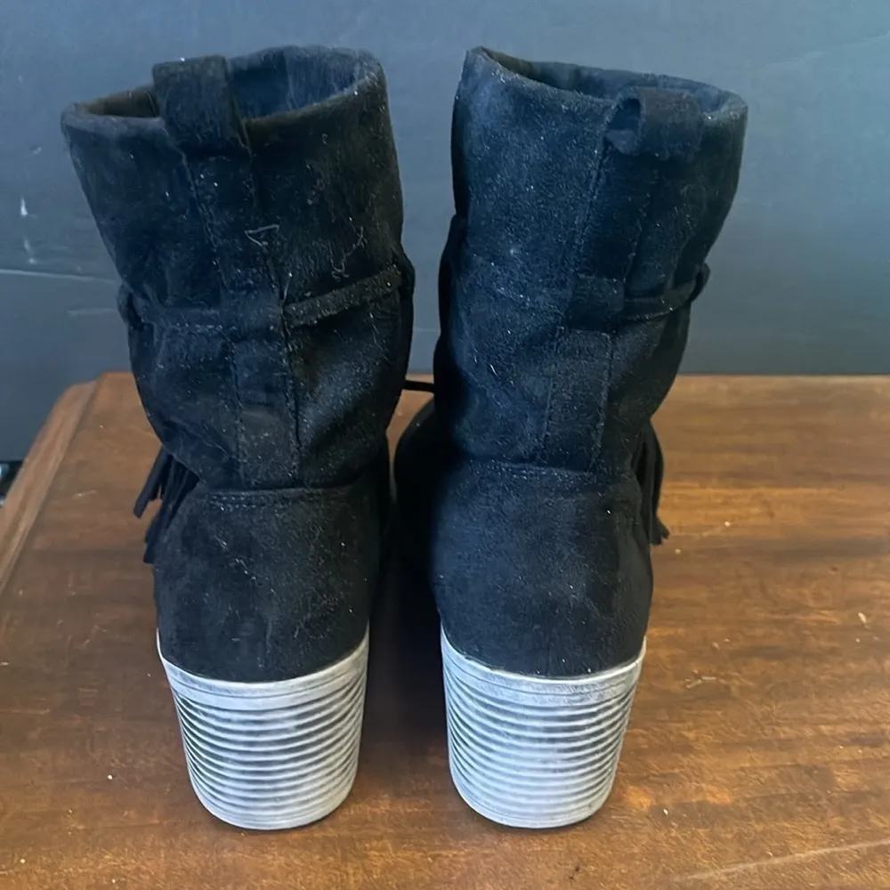 Billabong women’s sz 7.5 black Vegan suede pull on boots with fringe - Image 3