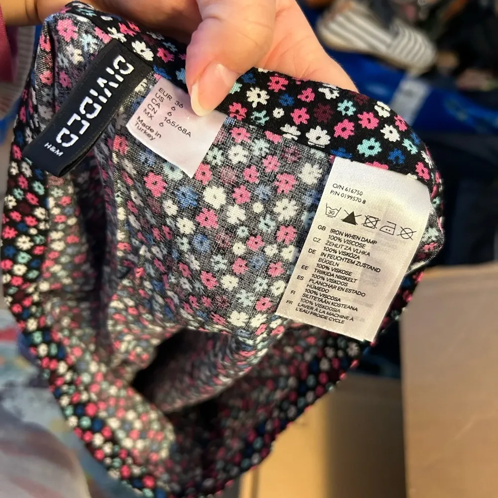 H&M DIVIDED MICRO FLORAL MINI SKIRT - Image 4