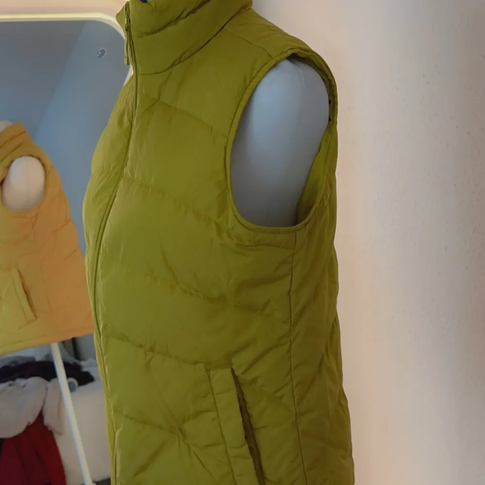 LIKE NEW LANDS' END Down Puffer Vest Chartreuse extra small - Image 2