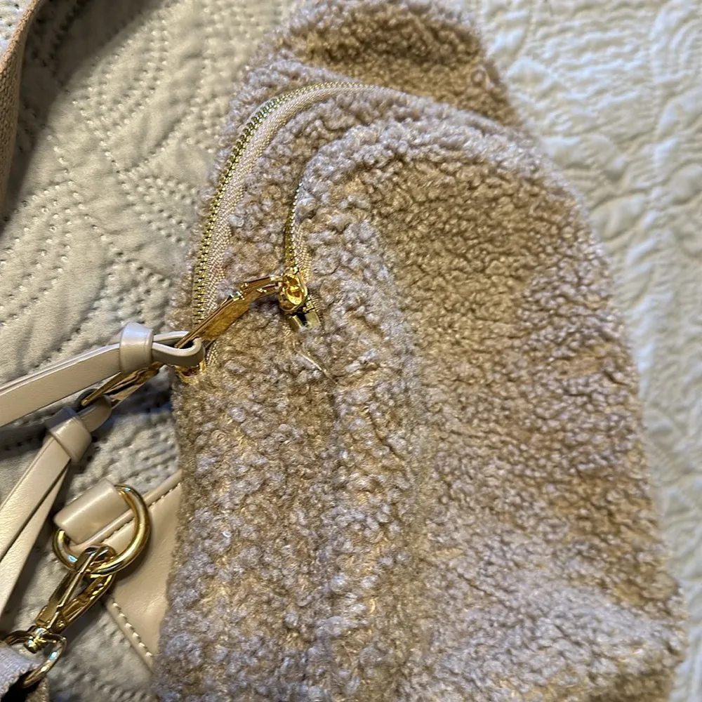 Ladies mocha colored sling back purse. new - Image 2