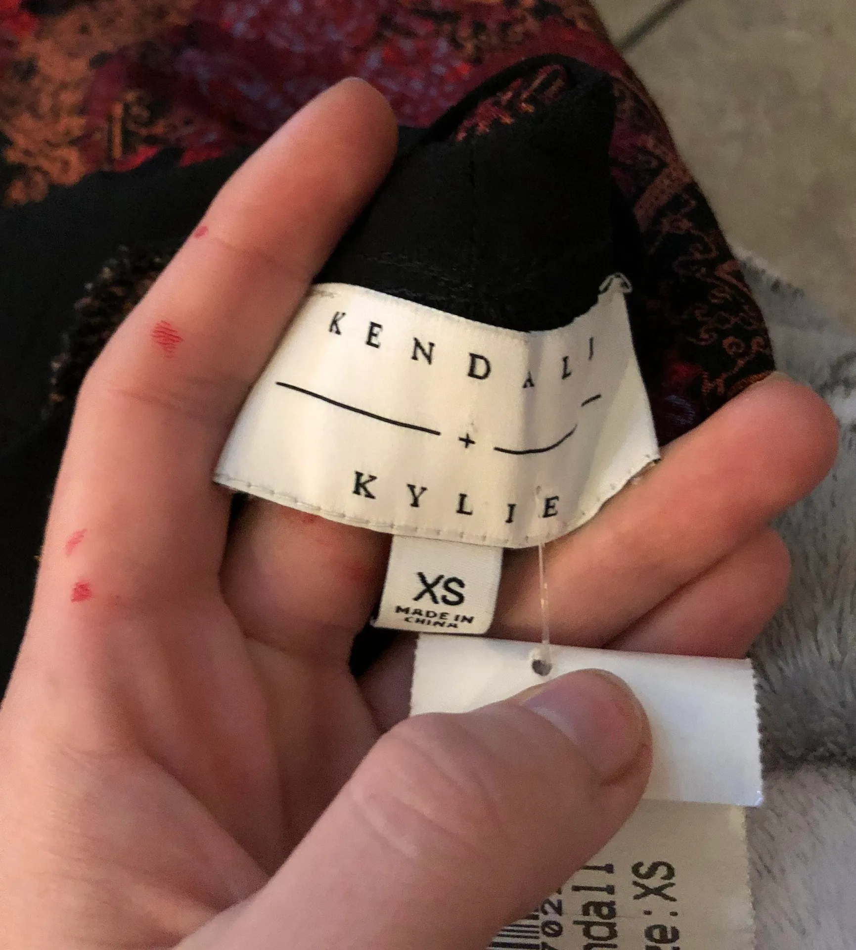 Black and red patterned cold shoulder romper  - Image 5