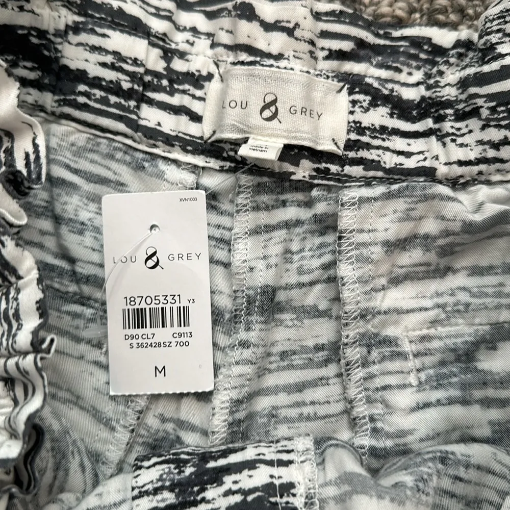 NWT Lou & Grey Shorts Sz M - Image 3