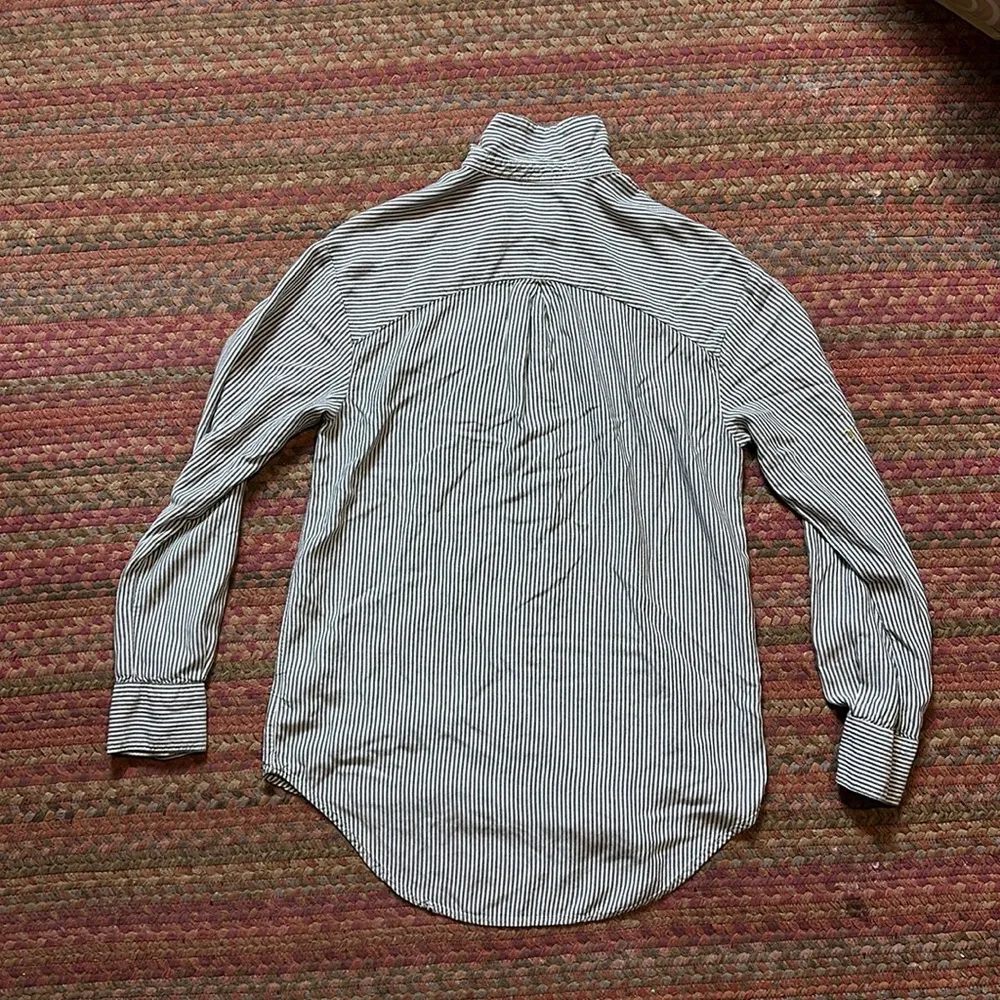 GREY STRIPED BUTTON UP LONG SLEEVE - Image 4