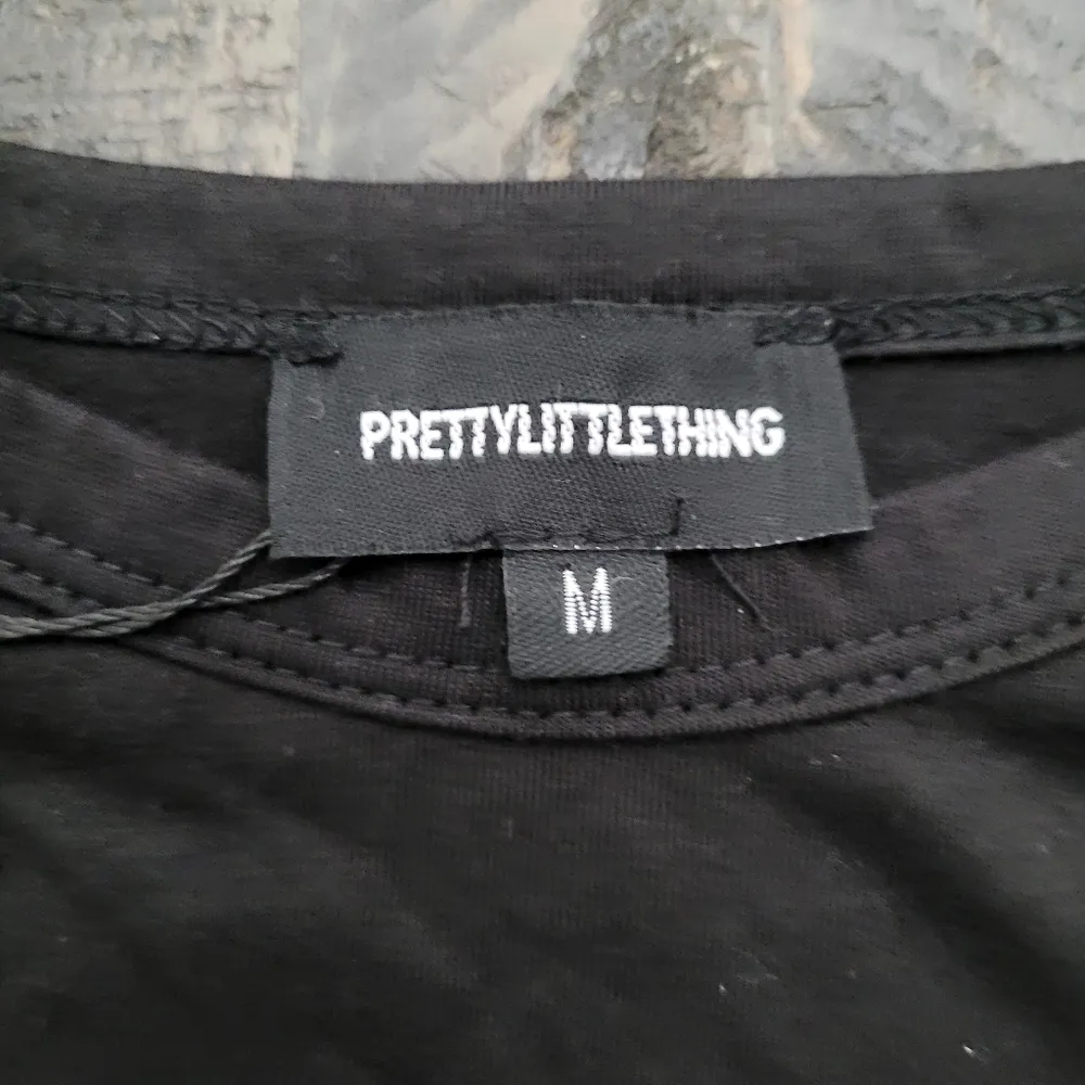 NEW PRETTYLITTLETHING BLACK BRANDED  COTTON LONG SLEEVE CROPED FITTED SHIRT - Image 3