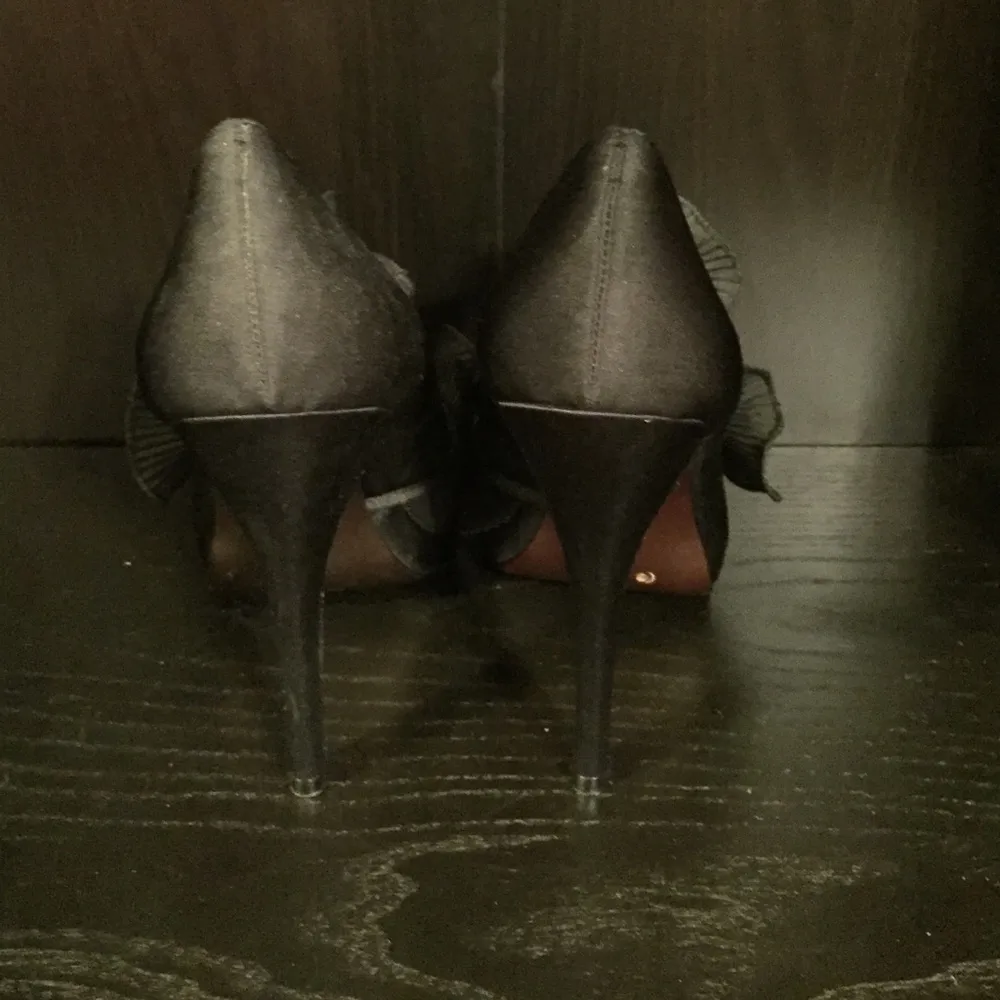 Charles David Ruffle Satin Black Heel - Image 3