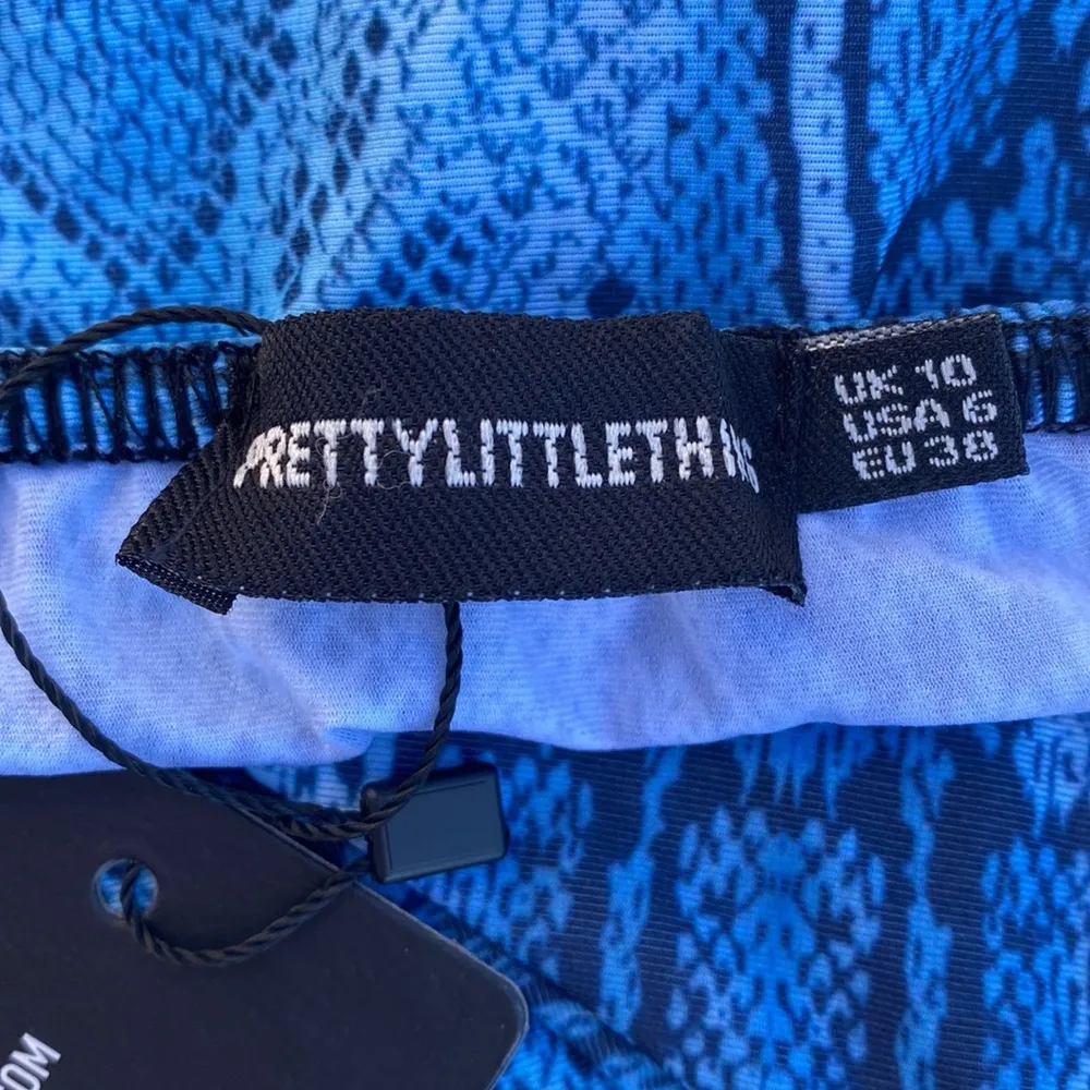 PrettyLittleThing Blue Snake Print Halter Crop Top Size 6 - Image 5