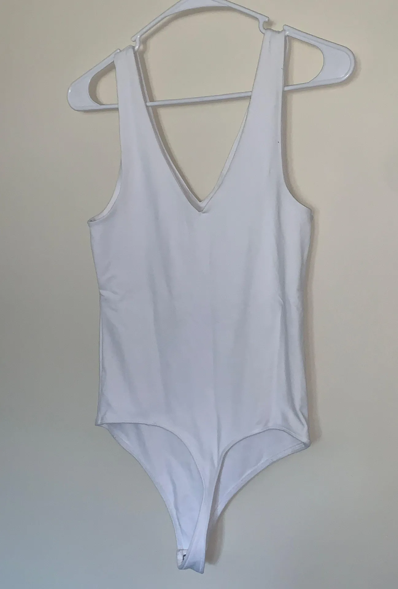 Women’s Small ABERCROMBIE White V-Neck Seamless Tank Thong Bodysuit - Image 4