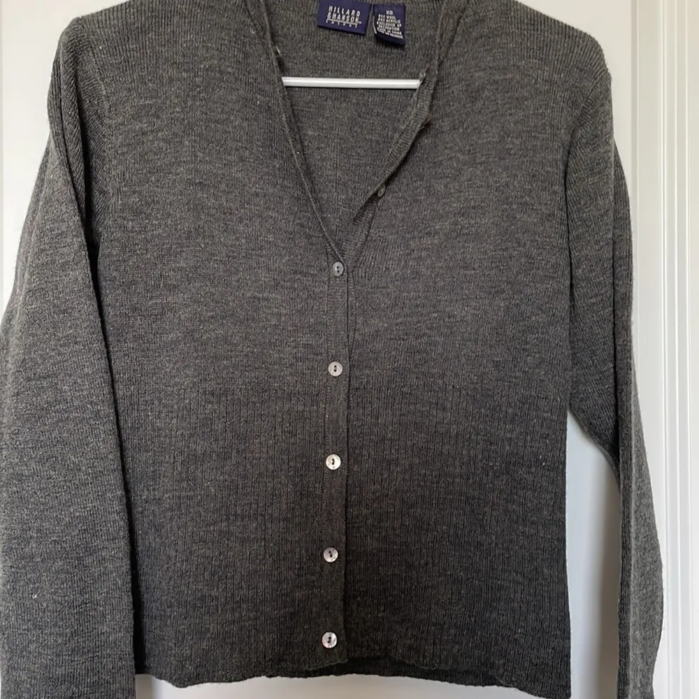 Charcoaled gray cardigan wool blend sweater with removable faux fur collar - Image 5