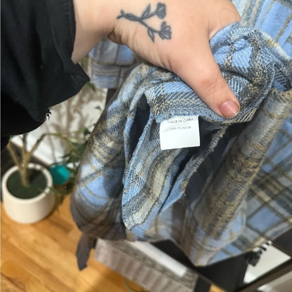 Simplee Apparel Plaid Shirt Jacket shacket in Blue and Tan size medium - Image 8