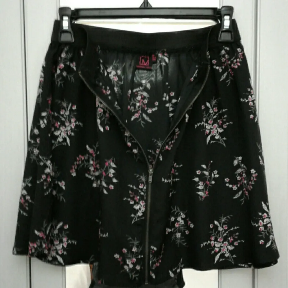 NWOT Material Girl Skirt - Image 3