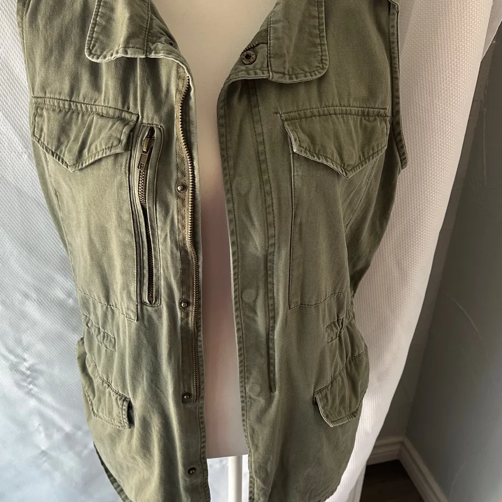 Fresh New York Olive Utility Vest – Streetwear Tactical Layer Green Size M - Image 2