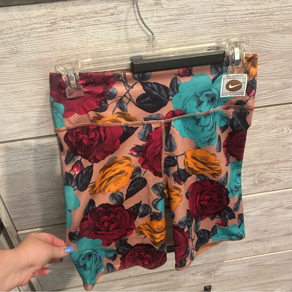 NIKE DRI FIT ONE ICON CLASH FLORAL BIKE TRAINING SHORTS WOMEN S - Image 2