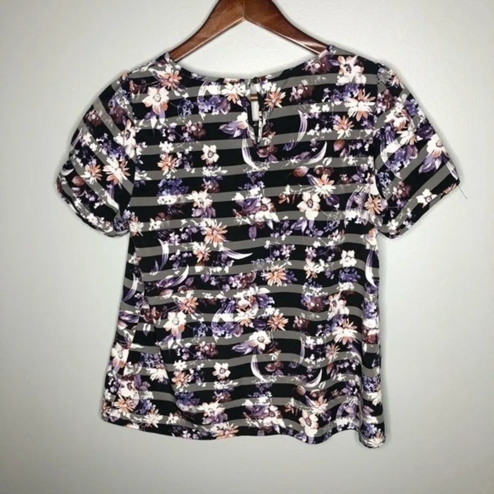 Skies are blue stripes floral short sleeve top - Image 6