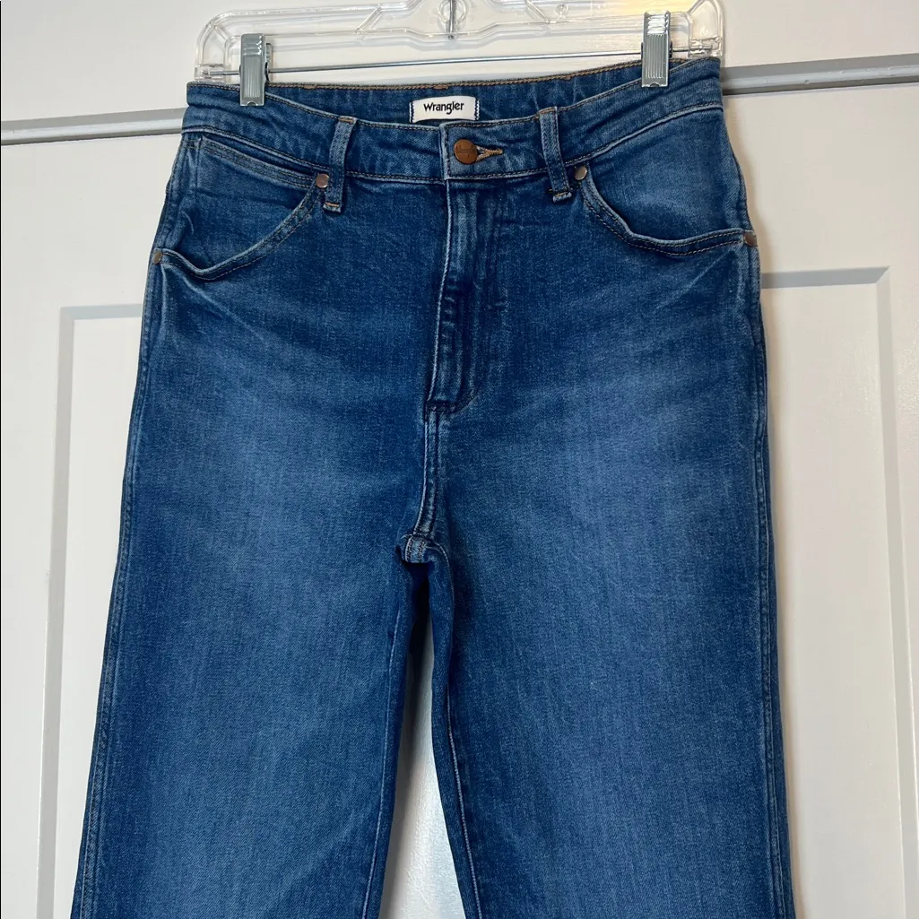 Wrangler Women's Classic Blue Flare Jeans size 28x34. In perfect condition! - Image 6
