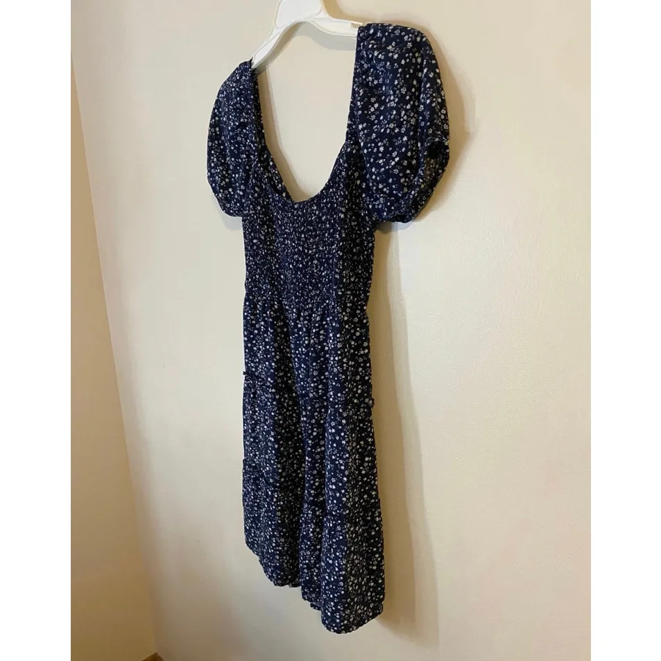 Hollister floral short mini dress with open back and tie Size Medium - Image 2