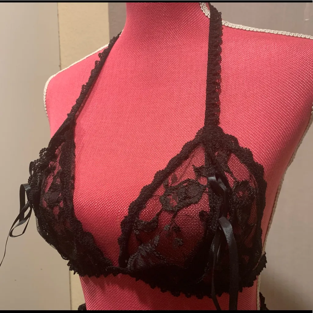 NWOT Sexy Lace peek a boo bra and garter belt one size Black Size M - Image 2