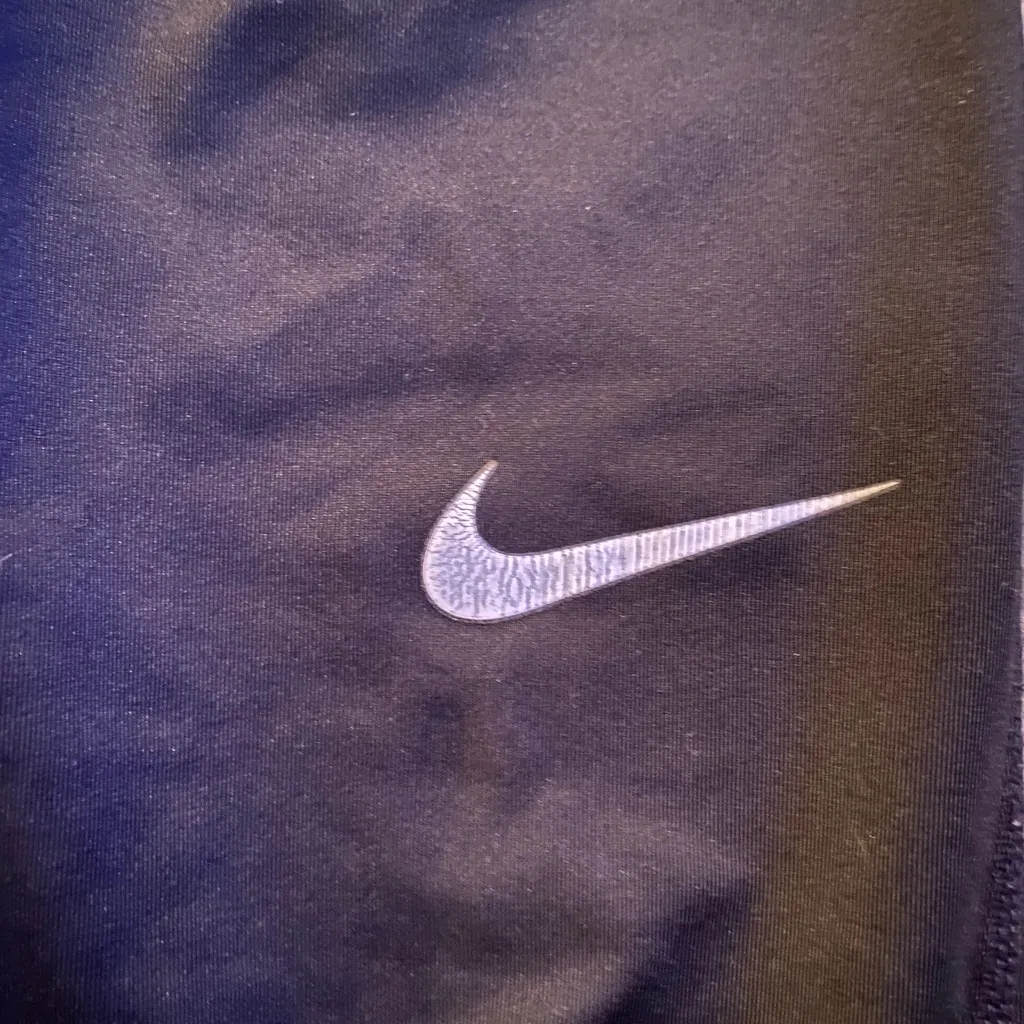 Nike Xs black and pink 3/4 leggings. Like new. Very stretchy - Image 4