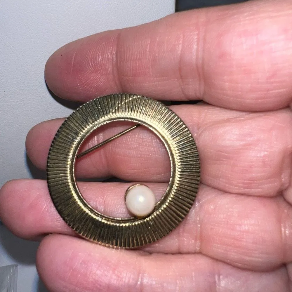 Vintage MCM Gold Tone and Faux Pearl Circular Brooch - Image 3