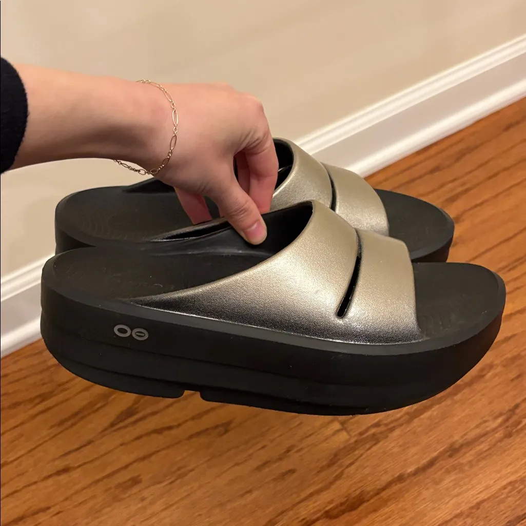Oofos "Oomega Ooahh" Latte Luxe Sandal/Slide. EU41 U.S. Size 10 Beautiful. Black - Image 3