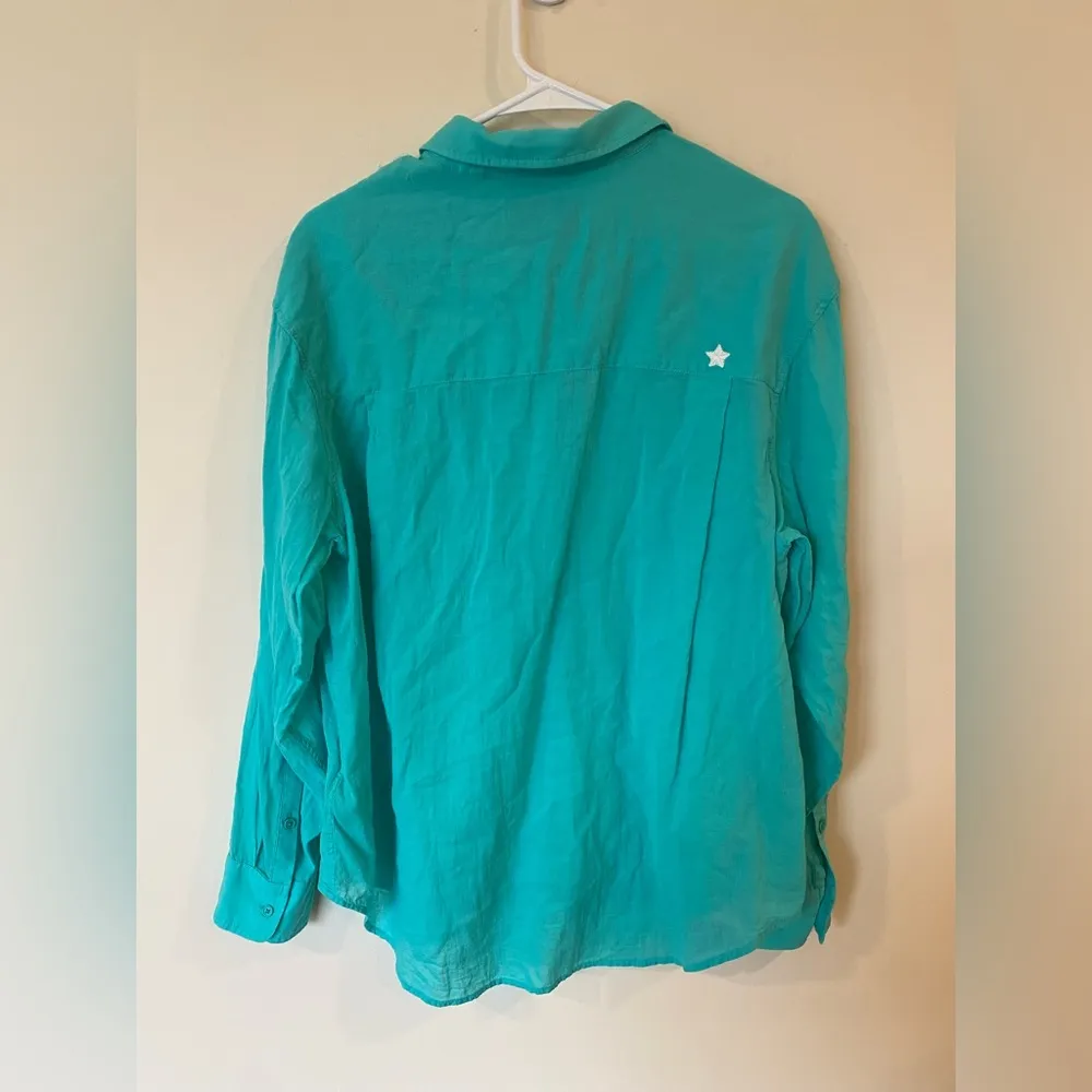 , classic button up shirt, size Medium Atlantis Color - Image 6
