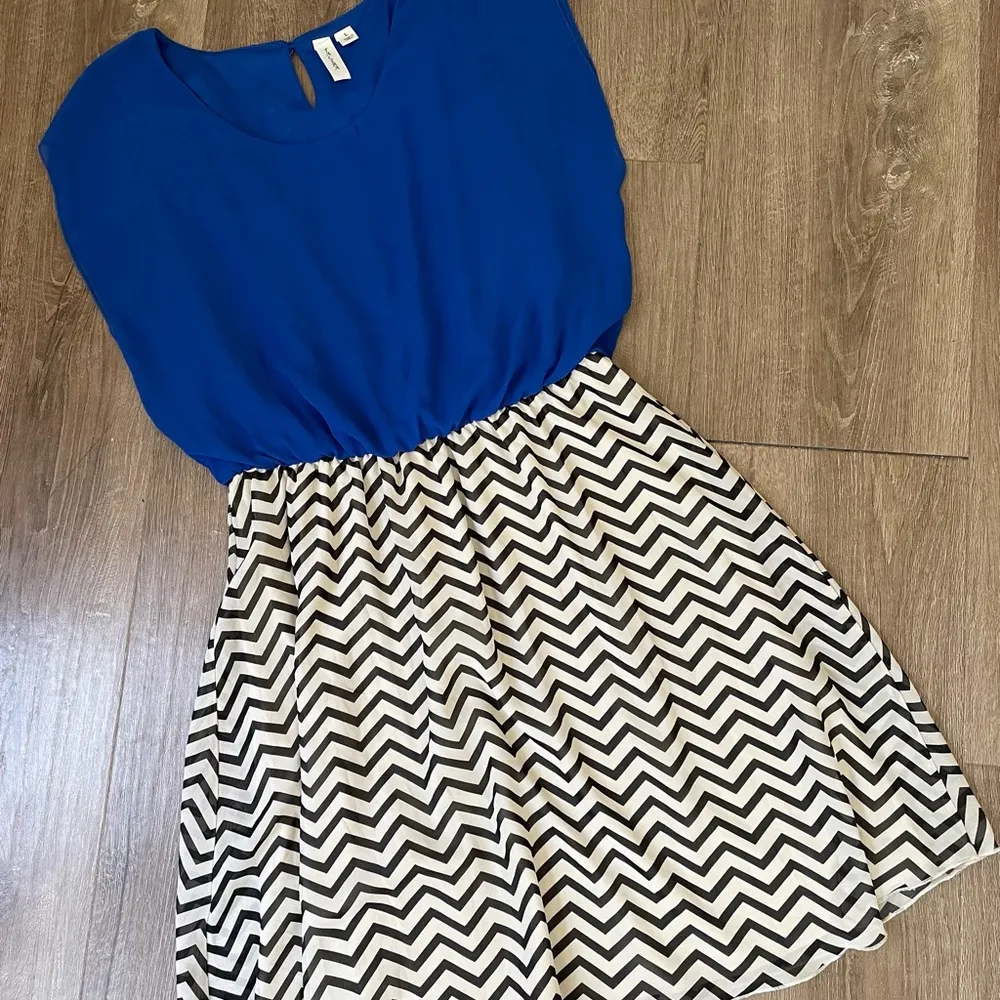 Tacera women’s blue dress black & white chevron print ~ size large - Image 11