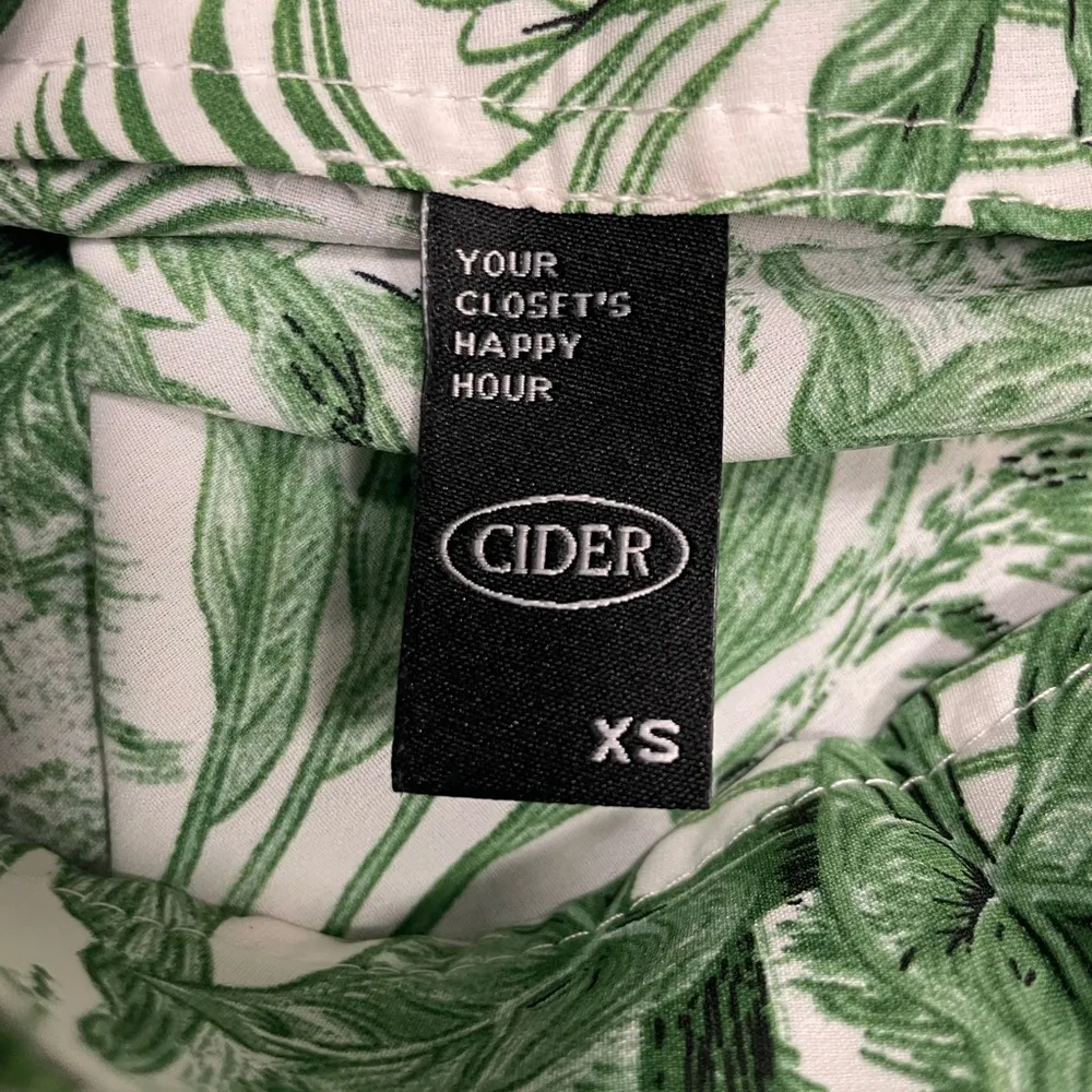 Cider Tropical Floral Ruched Slit Skirt Green White Resortwear Beach Size XS - Image 2