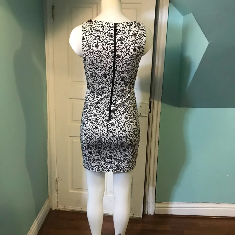 Alice + Olivia Blk & White Floral Sheath Dress XS - Image 3