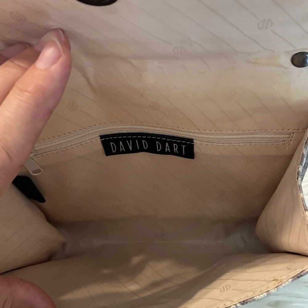 David Dart Purse size long 8.5” and long 8” shoulder sting is 22” not adjustable - Image 4