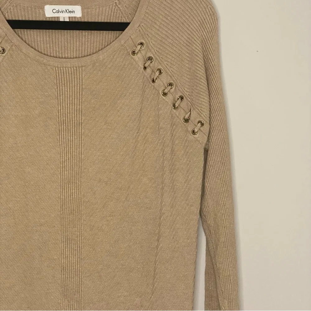 Women's Calvin Klein Ribbed Gold Grommet Long Sleeve Sweater Tan  Size Medium - Image 3