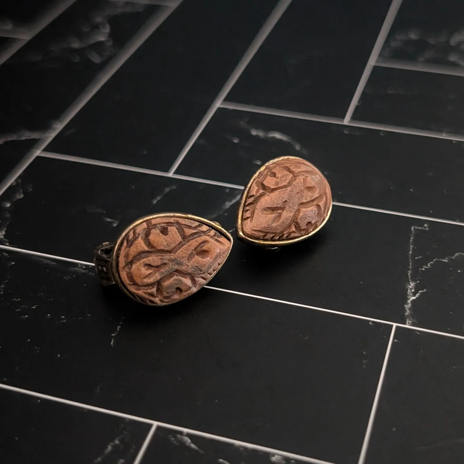 Vintage Clip On Earrings 7/8" Carved Tan Teardrop Shape Statement Unusual - Image 2