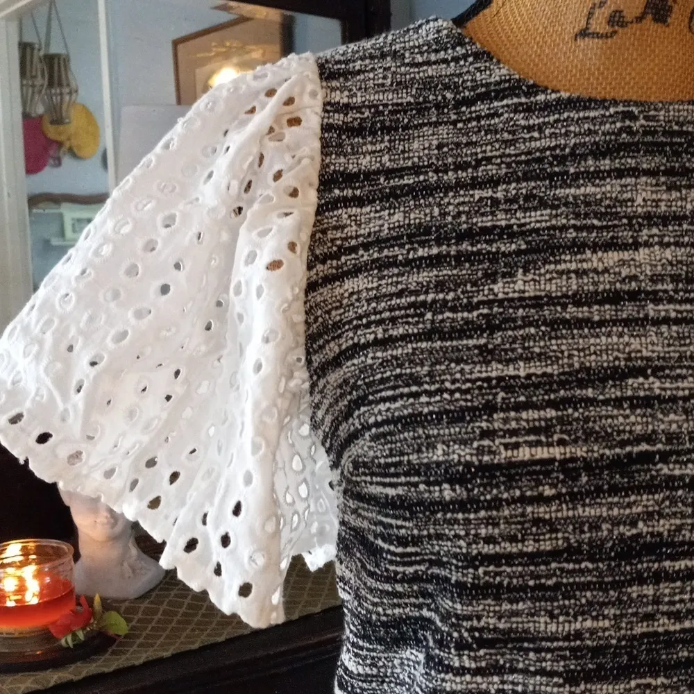 Badgley Mischka Black & White Tweed Boucle Mixed Media Eyelet Sleeve Blouse NWT - Image 5