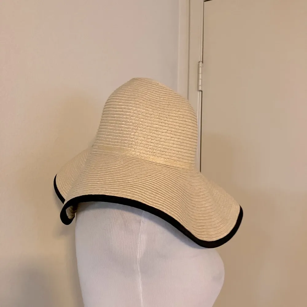 Calvin Klein wide brim hat with black trim - Image 4
