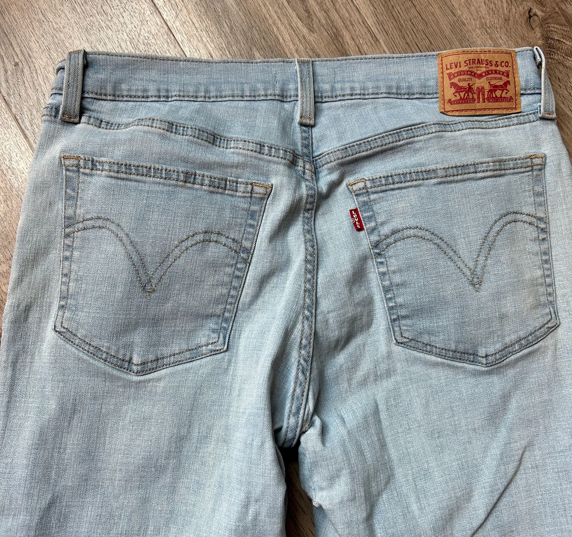 Levi's Light Wash Mid Rise Boyfriend Jeans Size 30 - Image 9