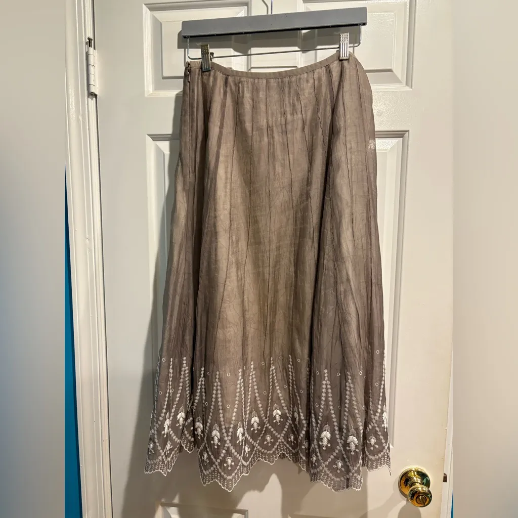Nic+Zoe midi embroidered crinkled skirt sz 10 M taupe - Image 3