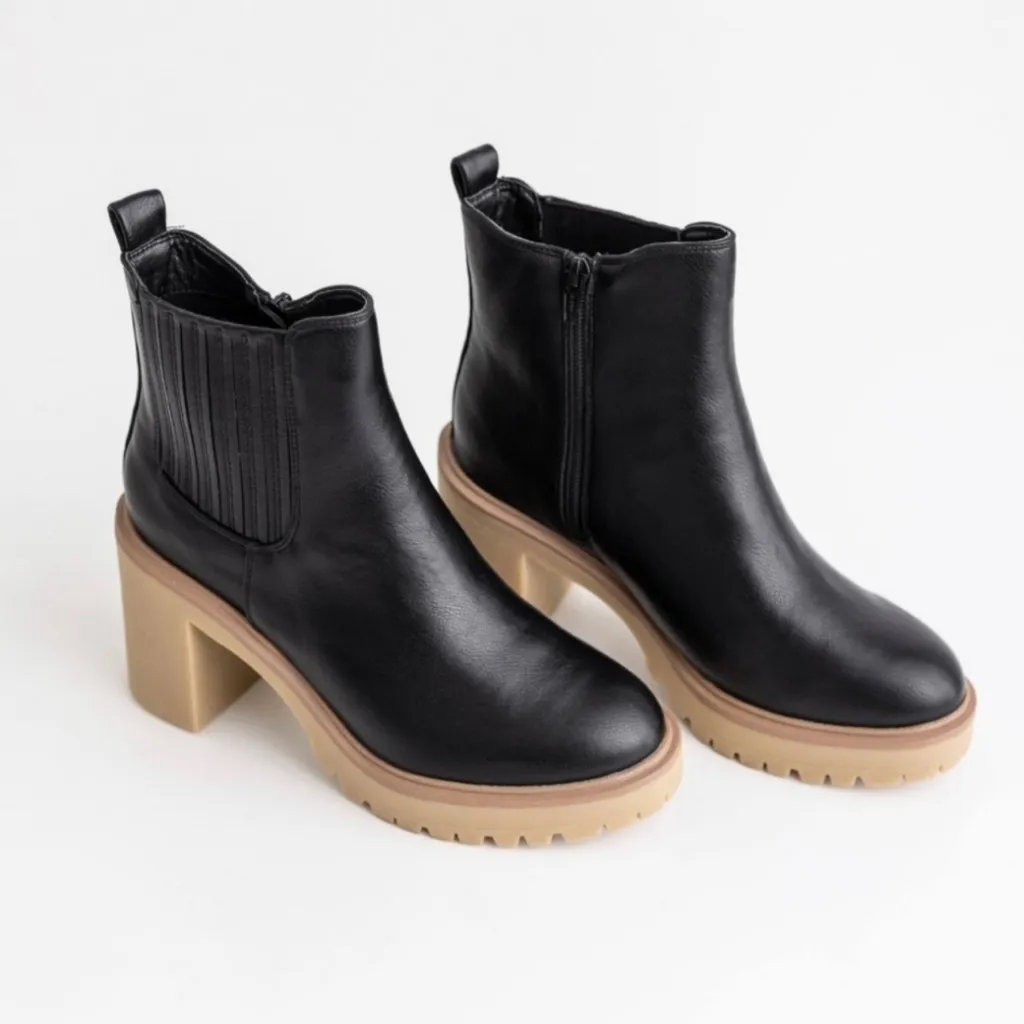 Dolce Vita Caster h2o Booties black leather size 9 - Image 4