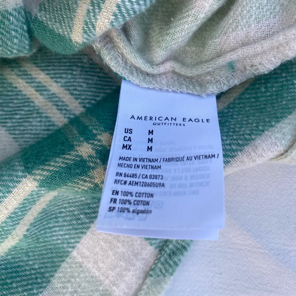 AE Cozy Cropped Flannel Shirt Size M in a mint Green & Creme Plaid Pattern - Image 11