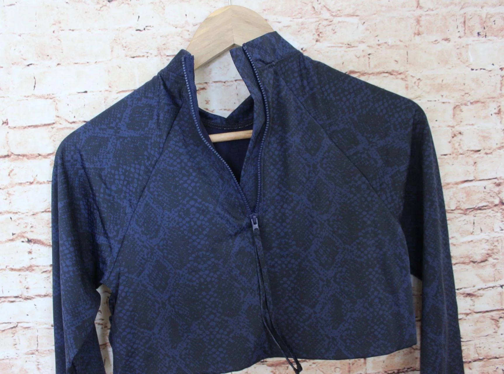 | Snakeskin Crop Rashguard UPF Protection - Image 5