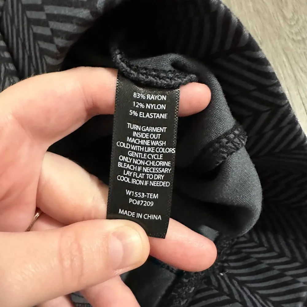 Betabrand Black & Gray Chevron Stripe Print Mid Rise Wide Leg Pull On Pants Sz M - Image 7