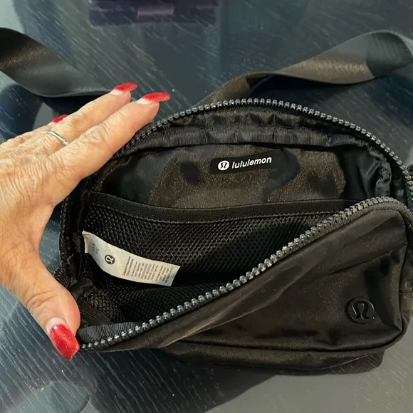Lululemon LULLULEMON Black Waistpack EUC - Image 2