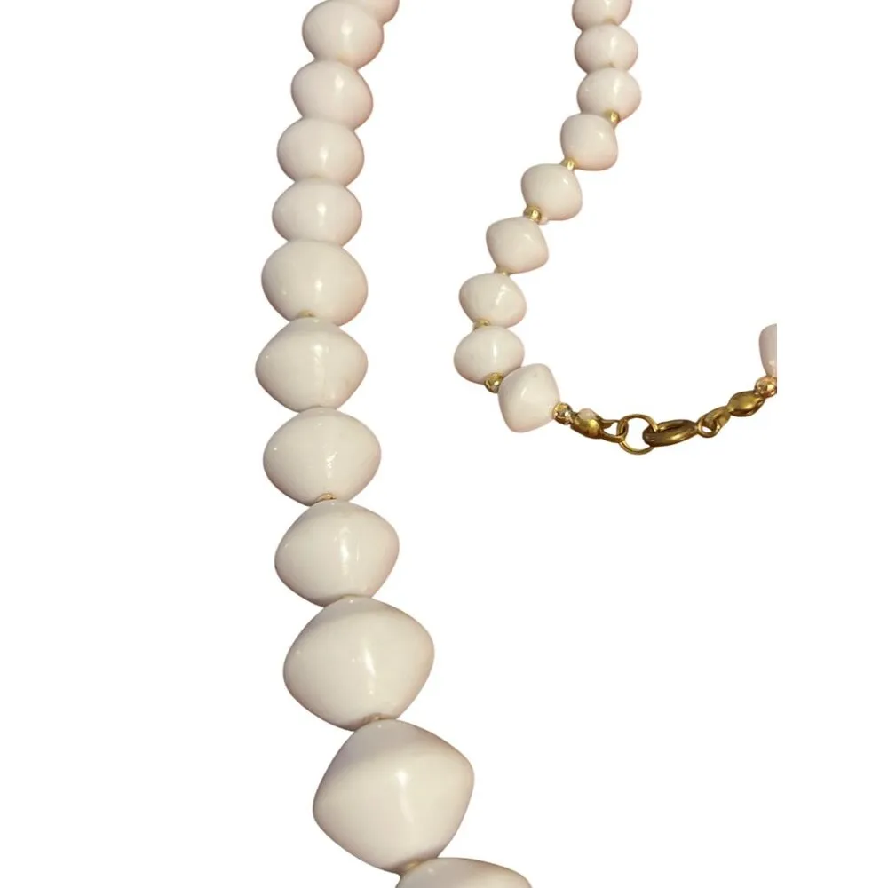 Vintage White Bead Necklace Gold Accents Graduated Spring Ring 70s 80s 28" - Image 3