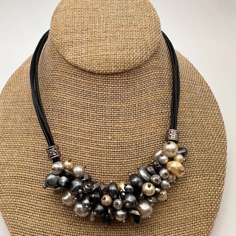 Chico’s Stunning Cluster‎ Pearls Choker Collar Leather Cord Necklace gray bib - Image 4