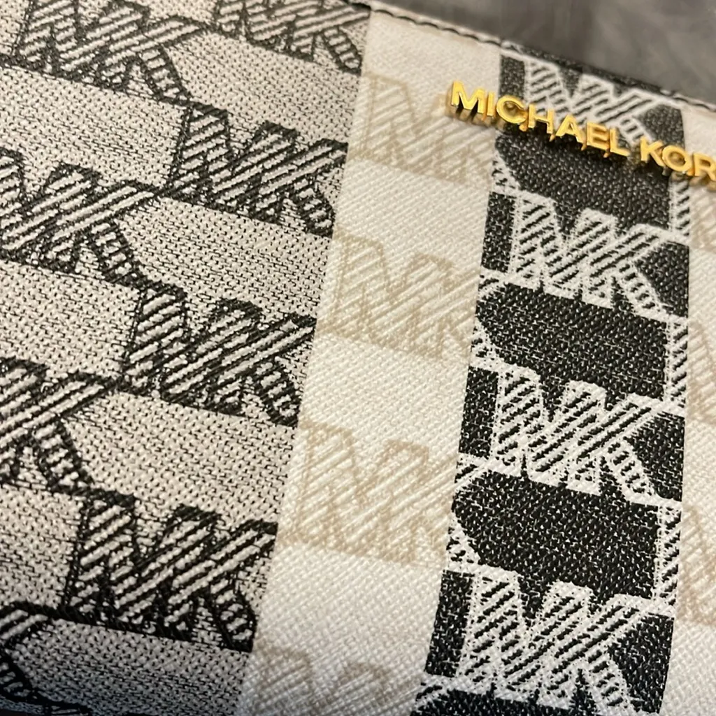 Michael Kors Printed Wallet Wrislet New without Tags - Image 3