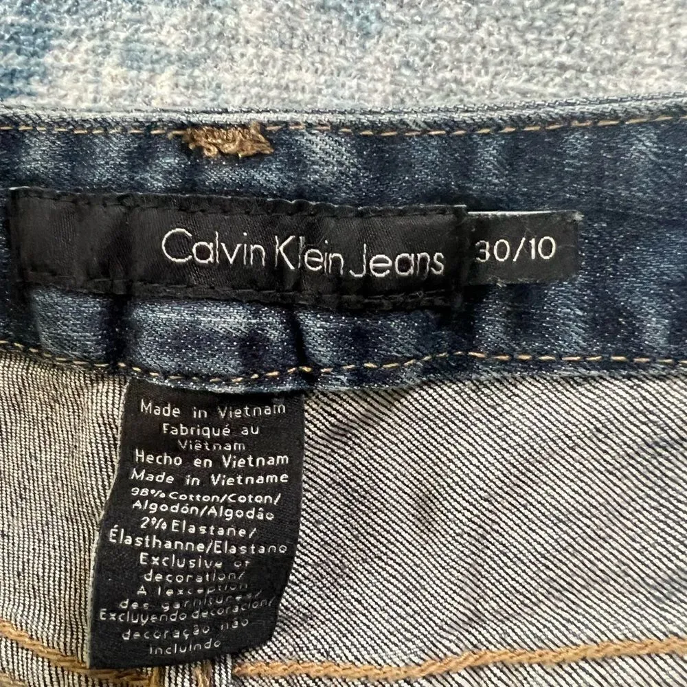 NWT! Calvin Klein Jeans Medium Wash Denim Shorts Size 10 / 30 - Image 4
