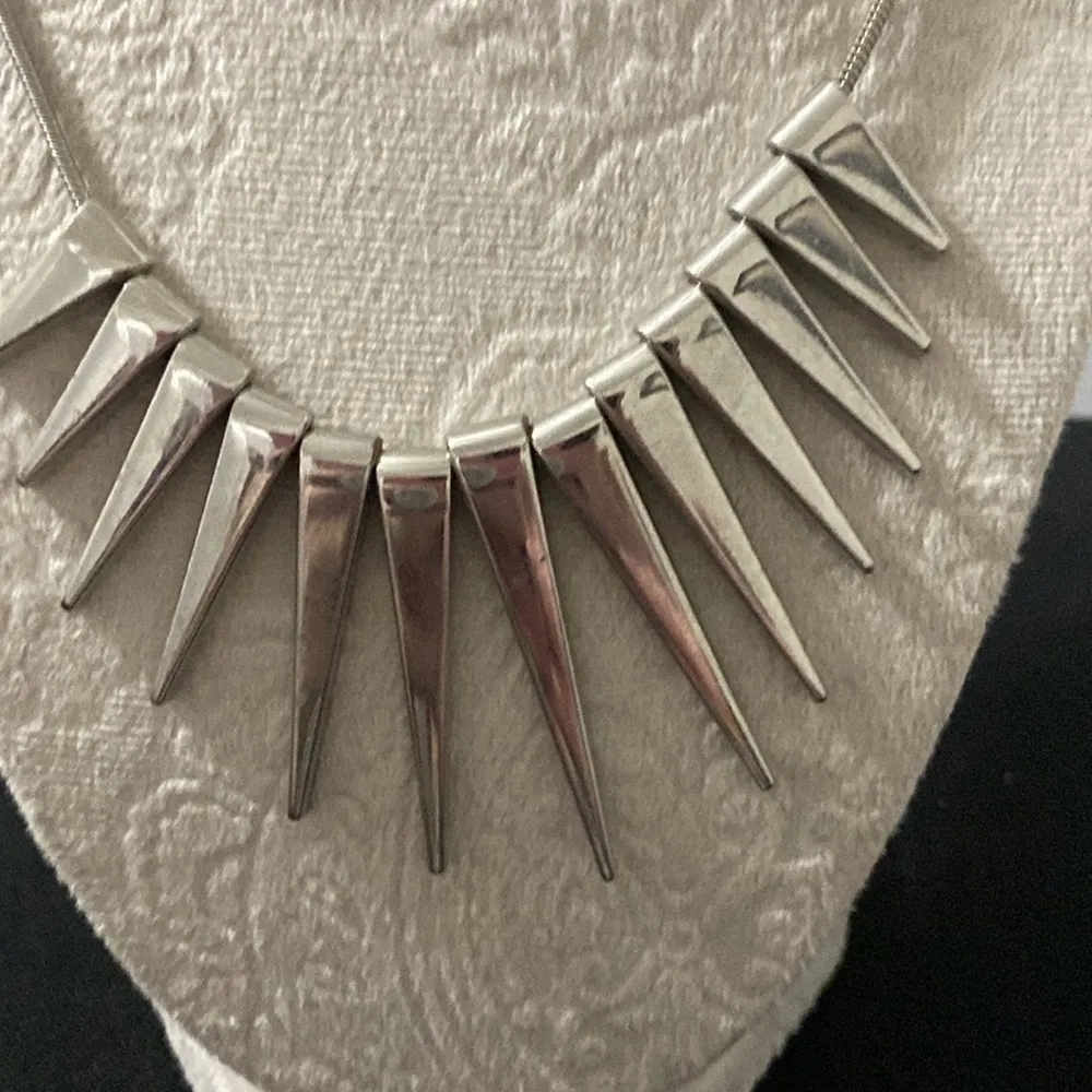 EXPRESS Elegant Silver Spike Necklace. Approx 18” ADJUSTABLE  EUC - Image 3