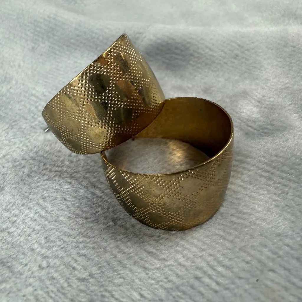 Textured Gold Tone 3/4 Hoop Earrings Pierced Post Back Heart Pattern Engraved - Image 14