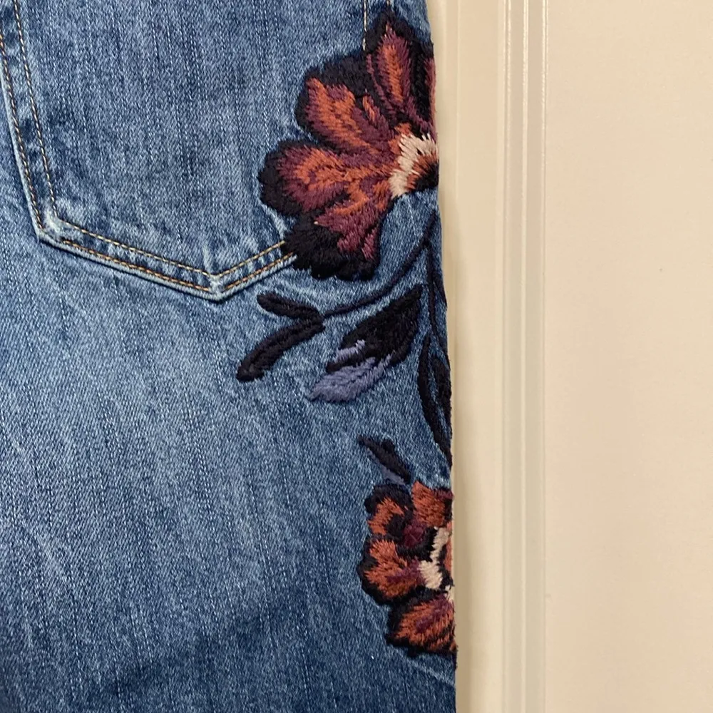 ABERCROMBIE & FITCH 24 Short Annie High Rise Girlfriend Jeans Floral Embroidery - Image 5
